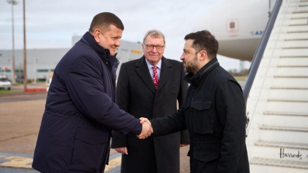 Zelensky faces the fifth year of war in Ukraine with his popularity at a minimum and his rival Zaluzhnyi on the rise