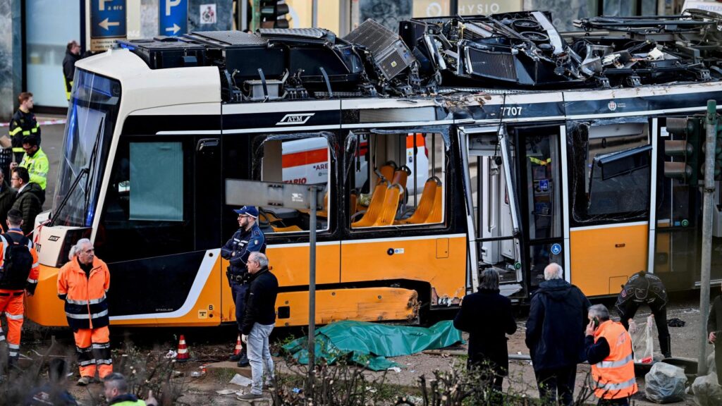 At least one dead and 39 people injured when a tram derails in the center of Milan