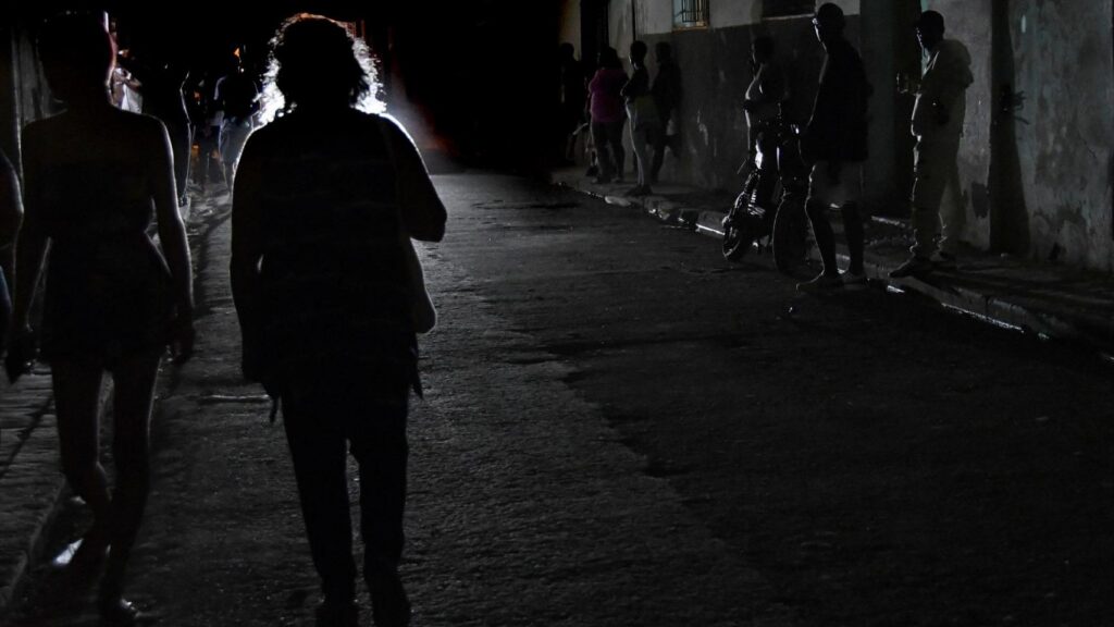 The US oil siege brings power outages to maximum levels and leaves 70% of the island without electricity