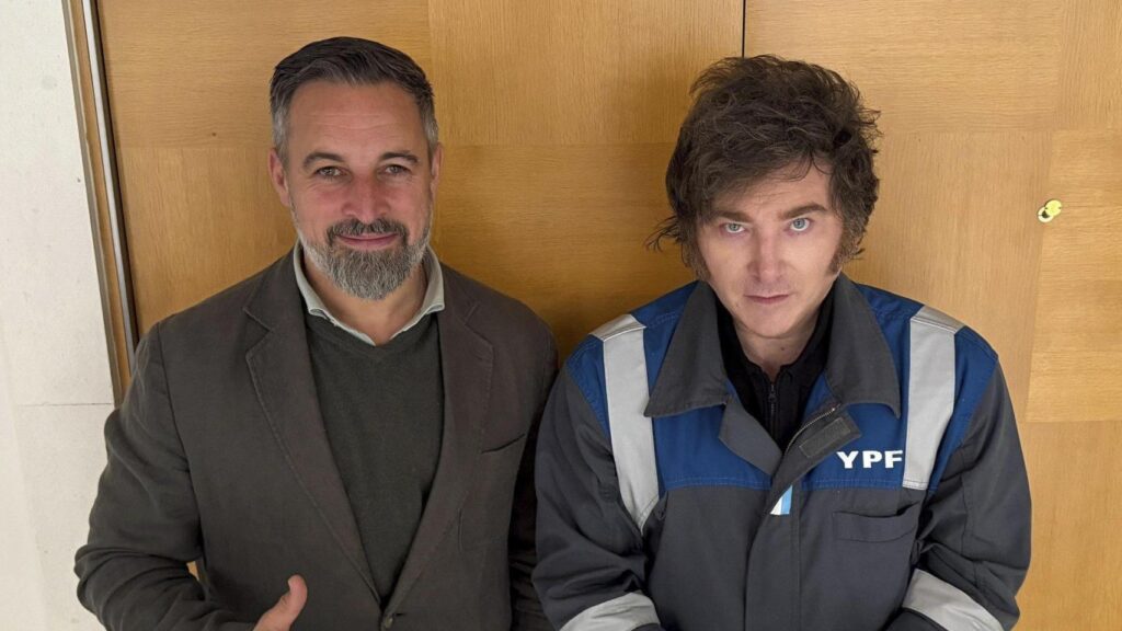 Milei meets with Abascal in Madrid dressed in a YPF jumpsuit, the company that the Kirchners expropriated from Repsol