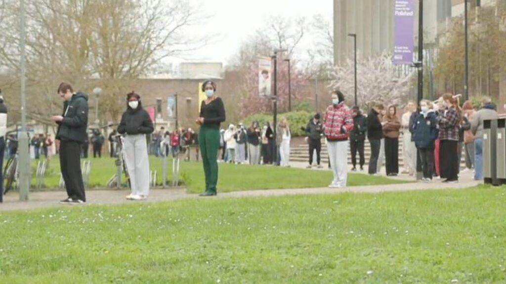 A deadly outbreak of meningitis forces the English university of Kent to suspend in-person exams: two have died