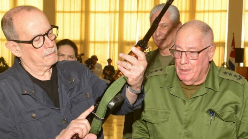 Silvio Rodríguez volunteers to defend Cuba from a US attack and receives his own rifle: “I demand my AKM”