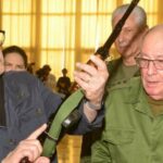 Silvio Rodríguez volunteers to defend Cuba from a US attack and receives his own rifle: “I demand my AKM”