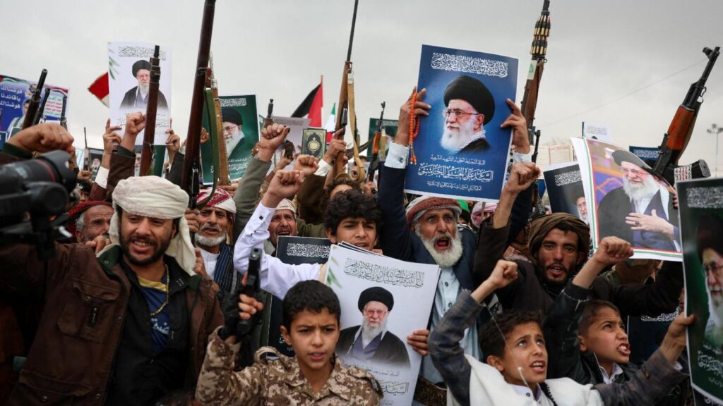Iran mobilizes the Houthis, its allies in Yemen, who threaten to open a new front from the Red Sea
