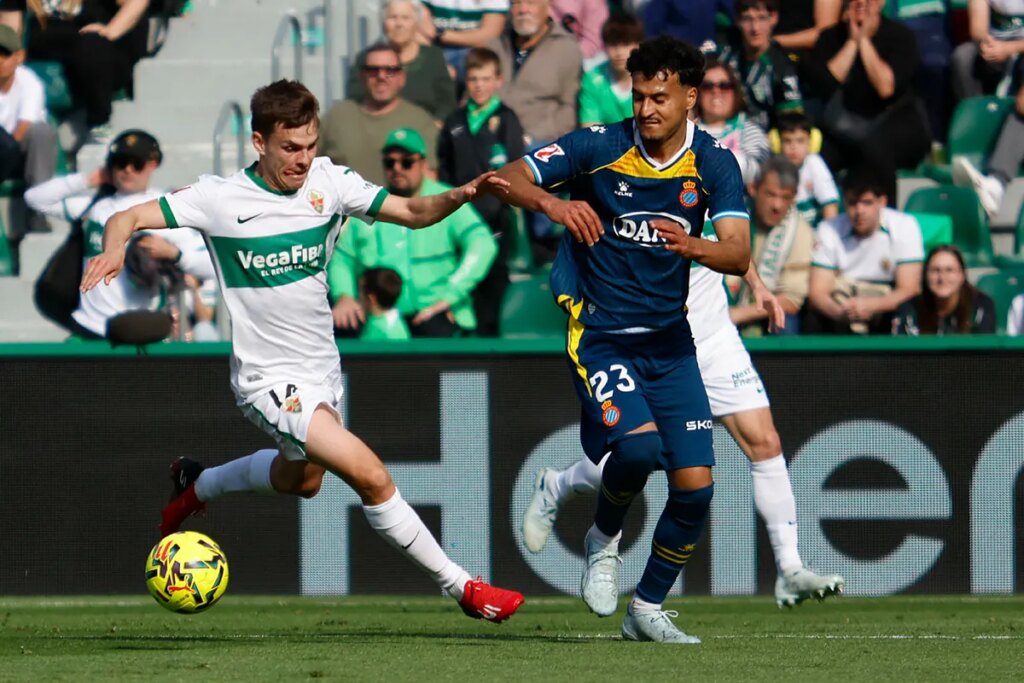 The racist complaint from El Hilali that stopped Elche-Espanyol for three minutes due to Rafa Mir’s insult: "You came by boat"