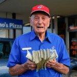 $100,000 tip for elderly pizza delivery man after viral video